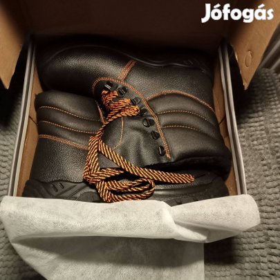 Új bélelt vizálló bakancs 42