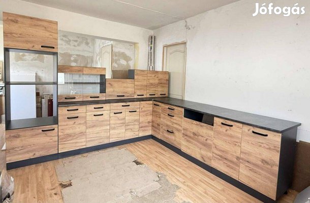 Új bemutatódarab 2,9x2,9 m-es sarokkonyha aranytölgy fronttal