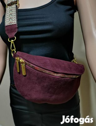 Új bordó velúr hatású crossbody / válltáska mintás pánttal