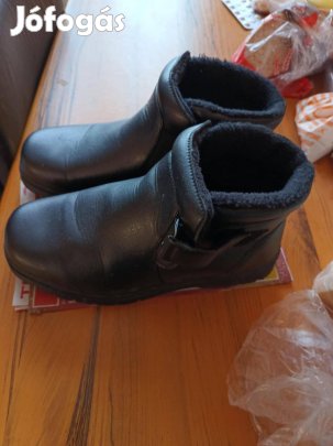 Új bundás, férfi lábbeli 42 méret