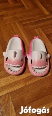 Új cápás papucs 42-43-as méretű 