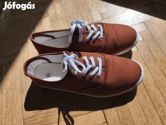 Új csokibarna tornacipő EUR 38-as