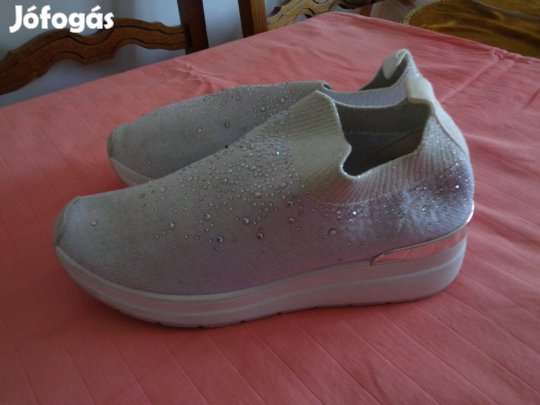 Új divatos kislány cipő 37 es világos strasszos