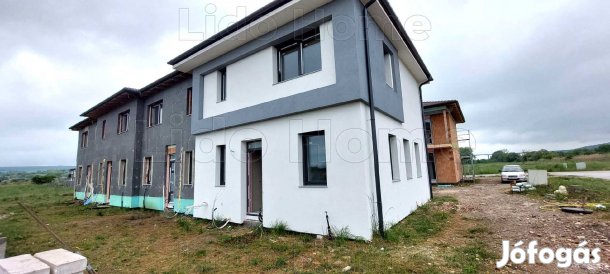 Új építésú 4 szobás sorházi lakás Balatonföldváron