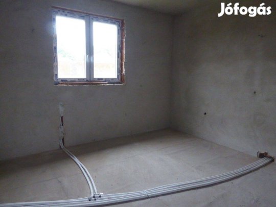 Új építésű, 13 lakrészből álló épület eladó!