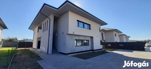 Új építésű, 4 szobás, erkélyes, emeleti lakás, tárolóval Mendén eladó!