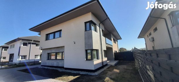 Új építésű, 4 szobás, erkélyes, emeleti lakás, tárolóval Mendén eladó!