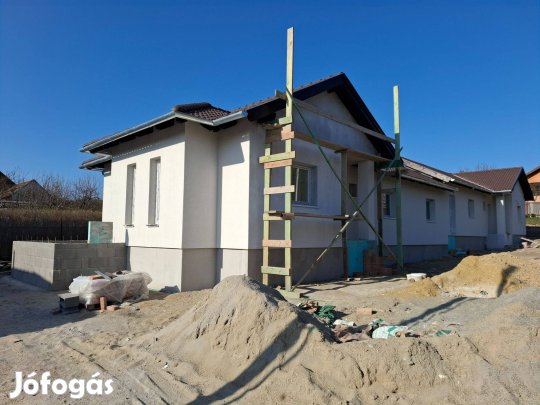 Új építésű, 4 szobás, kertes, ikerház fél, tárolóval Mendén eladó!