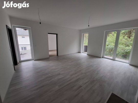 Új építésű, 4 szobás, panorámás erkélyes, emeleti lakás, Mendén eladó!