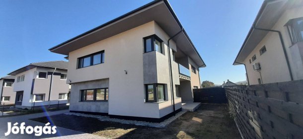 Új építésű, 4 szobás, teraszos, kertes, földszinti lakás Mendén eladó!