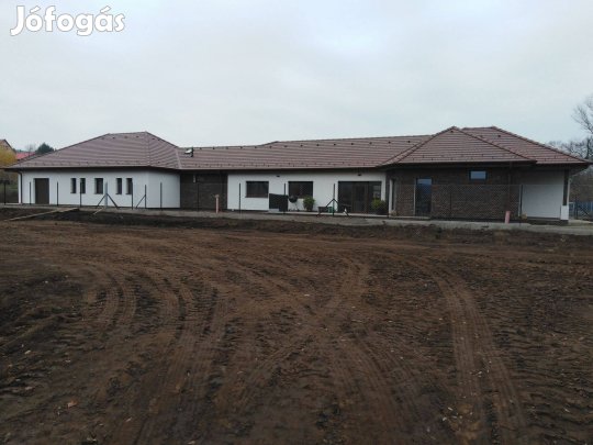 Új építésű, 4 szobás, teraszos, panorámás, ikerház fél Vácdukán eladó!