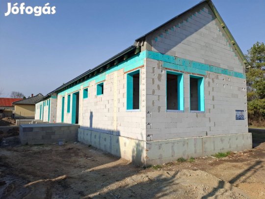 Új építésű, 5 szobás, klímás, ikerház, garázzsal, Mendén eladó!