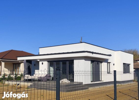 Új építésű, Nappali+3 szobás, Önálló családi ház, Garázzsal