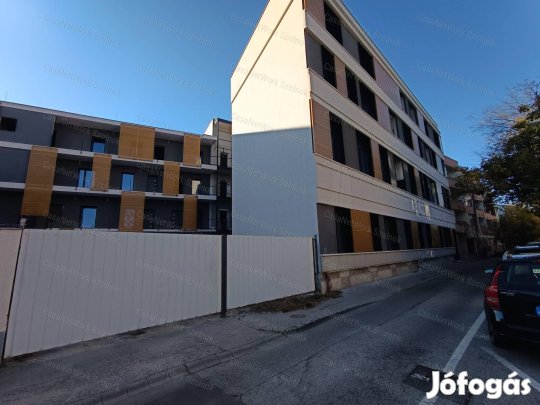 Új építésű, belvárosi, liftes lakás eladó