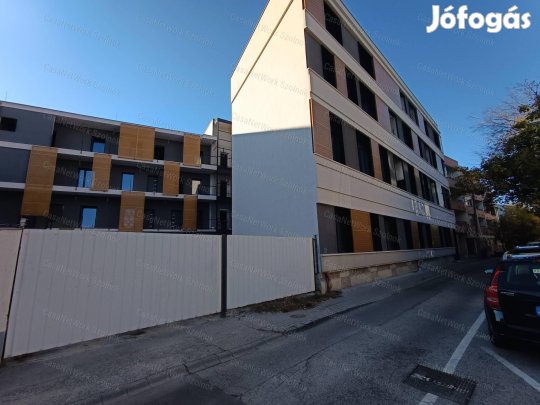 Új építésű, belvárosi, liftes lakás eladó