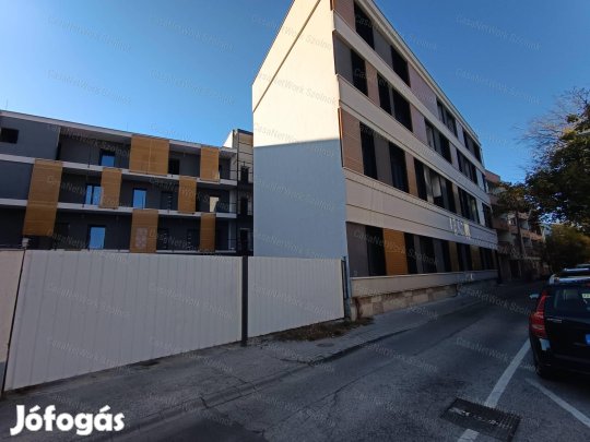 Új építésű, belvárosi, liftes lakás eladó
