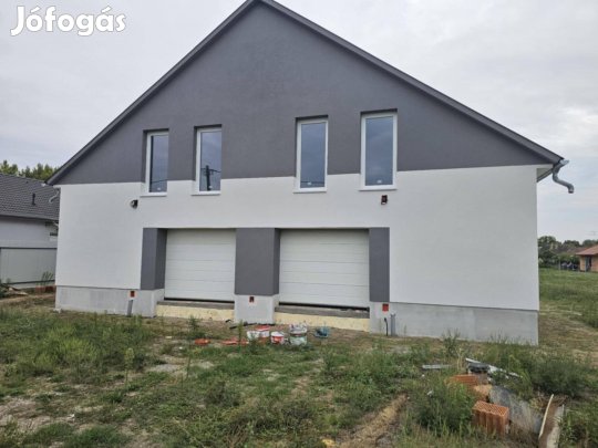 Új-építésű, kulcsrakész lakás eladó Baján