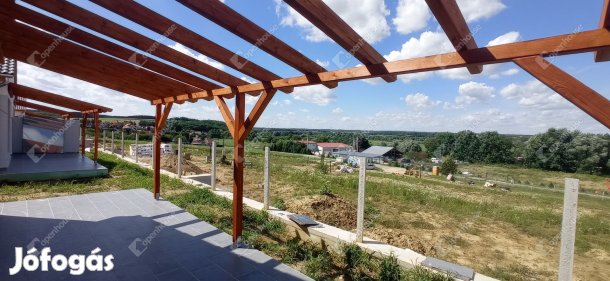 Új építésű családi házak megújúló energiával.