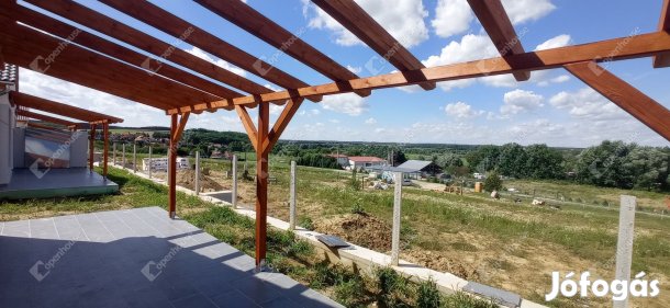 Új építésű családi házak megújúló energiával.