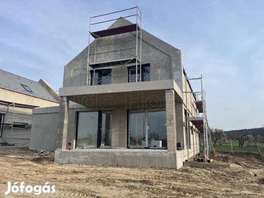Új építésű ház eladó Zamárdi csendes részén balatoni panorámával