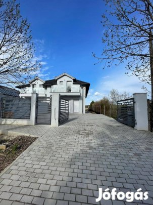 Új építésű ikerház medencével Árpádföldön (Budapest 16. ker.)