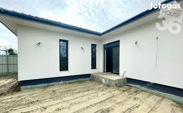 Új építésű nappali + 3 szobás családi ház eladó!