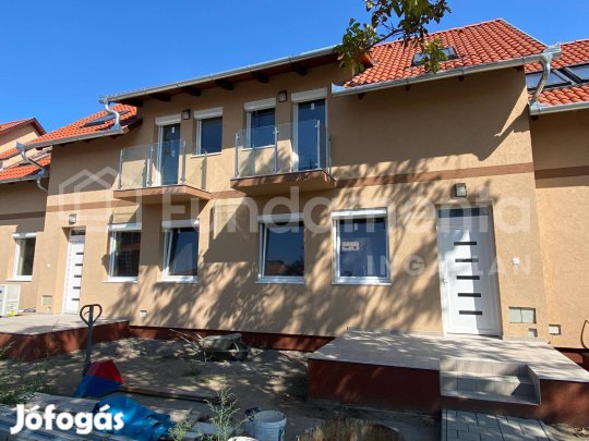 Új építésű sorházi lakás Cegléden