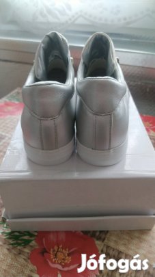 Új ezüst színű csillogó szegecses gumis női cipő 