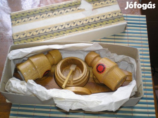 Új fából készült só borstartó tálcán Moldván szuvenír retró dobozában