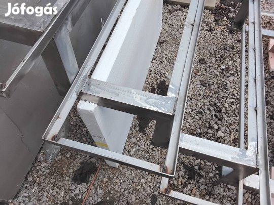 Új fém lépcső, rozsdamentes anyagból