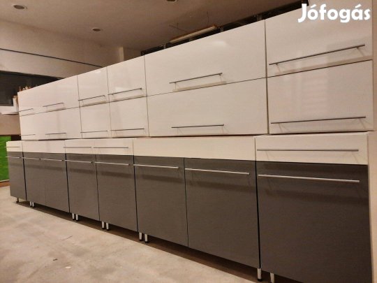 Új fényes fehér-antracit szürke konyhabútor (AO141)
