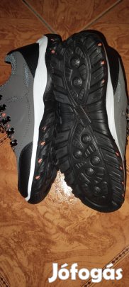 Új férfi szürke sportcipő .