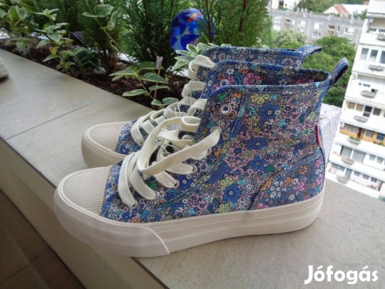 Új hibátlan Zara 37 es nöi magasszárú fűzős cipő