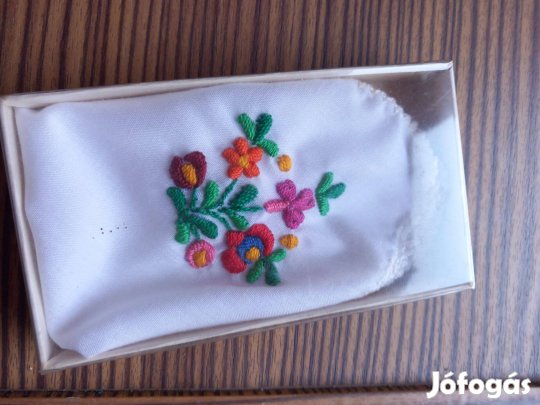 Új hímzett női zsebkendő dobozába pl ajándéknak