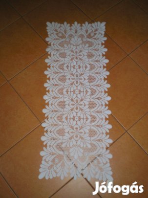 Új hófehér asztali futó, nem használt még a címke is rajta van
