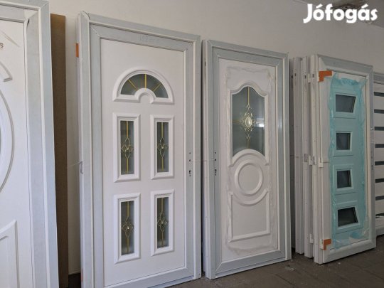 Új hőszigetelt bejárati ajtó kilinccsel, zárbetéttel