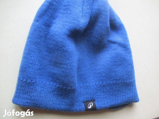 Új kék kötött télisapka