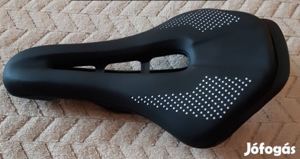 Új kerékpár nyereg, shortfit, kényelmes párnázatú, 150x250mm.