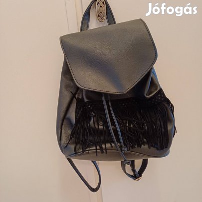 Új kis fekete műbőr hátizsák