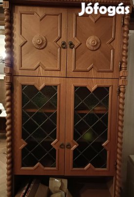 Új koloniál szekrények 1 üveges 2 polcos, egyben 25 ezer Ft