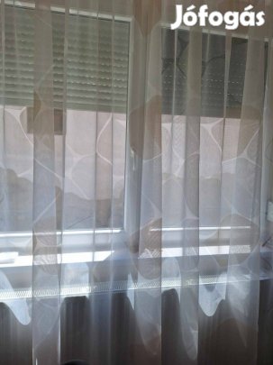Új körmintás függöny, fehér alapon drapp- barna mintával (12 x 3m)