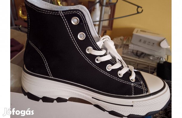 Új magasszárú tornacipő 41-es eladó 7000 Ft ért Oktogonnál