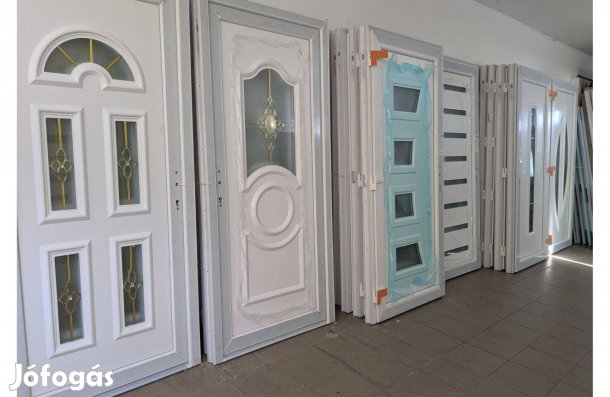 Új műanyag bejárati ajtó