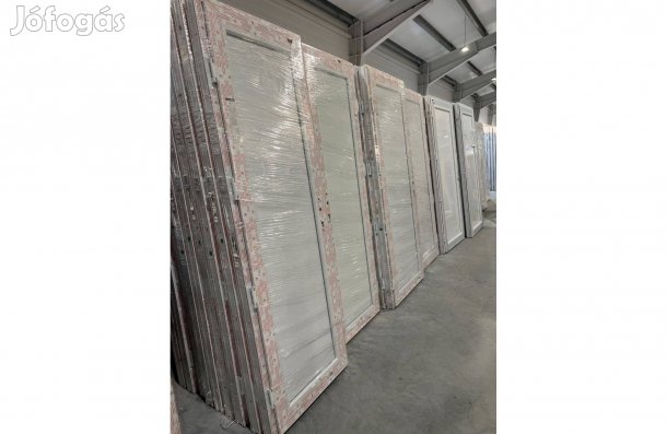 Új műanyag beltéri, kültéri ajtó raktárkészletről