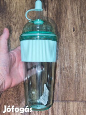 Új műanyag pohár tetővel, szívószállal - 630ml