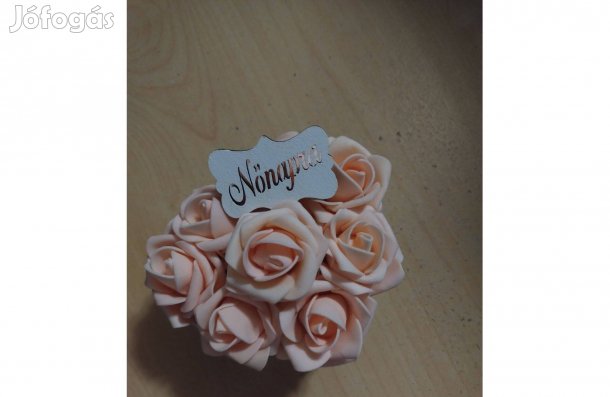 Új nőnapi rózsás szív alakú dísz eladó