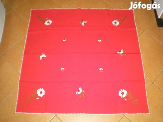 Új piros színű asztalterítő hímzett 86x86 négyzet alakban