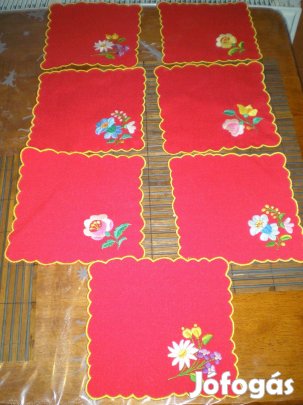 Új piros színű kézzel hímzett apró terítők szalvéták 7 darab