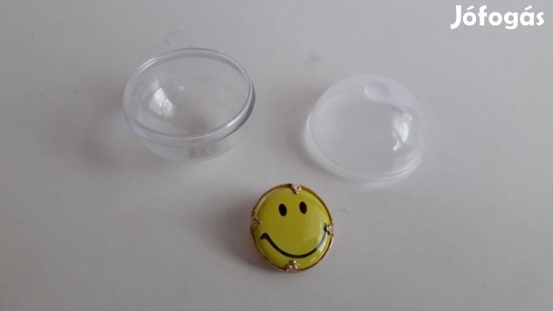 Új smiley kör alakú kitűző 2,3 cm tokban_