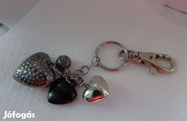 Új szívekkel díszített kulcstartó karabínerrel